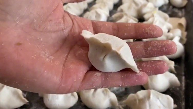 【记一顿特殊的饺子】二月二龙抬头那天,陕西医疗队想念家乡的饭菜,于是召集大家一起包饺子。让
